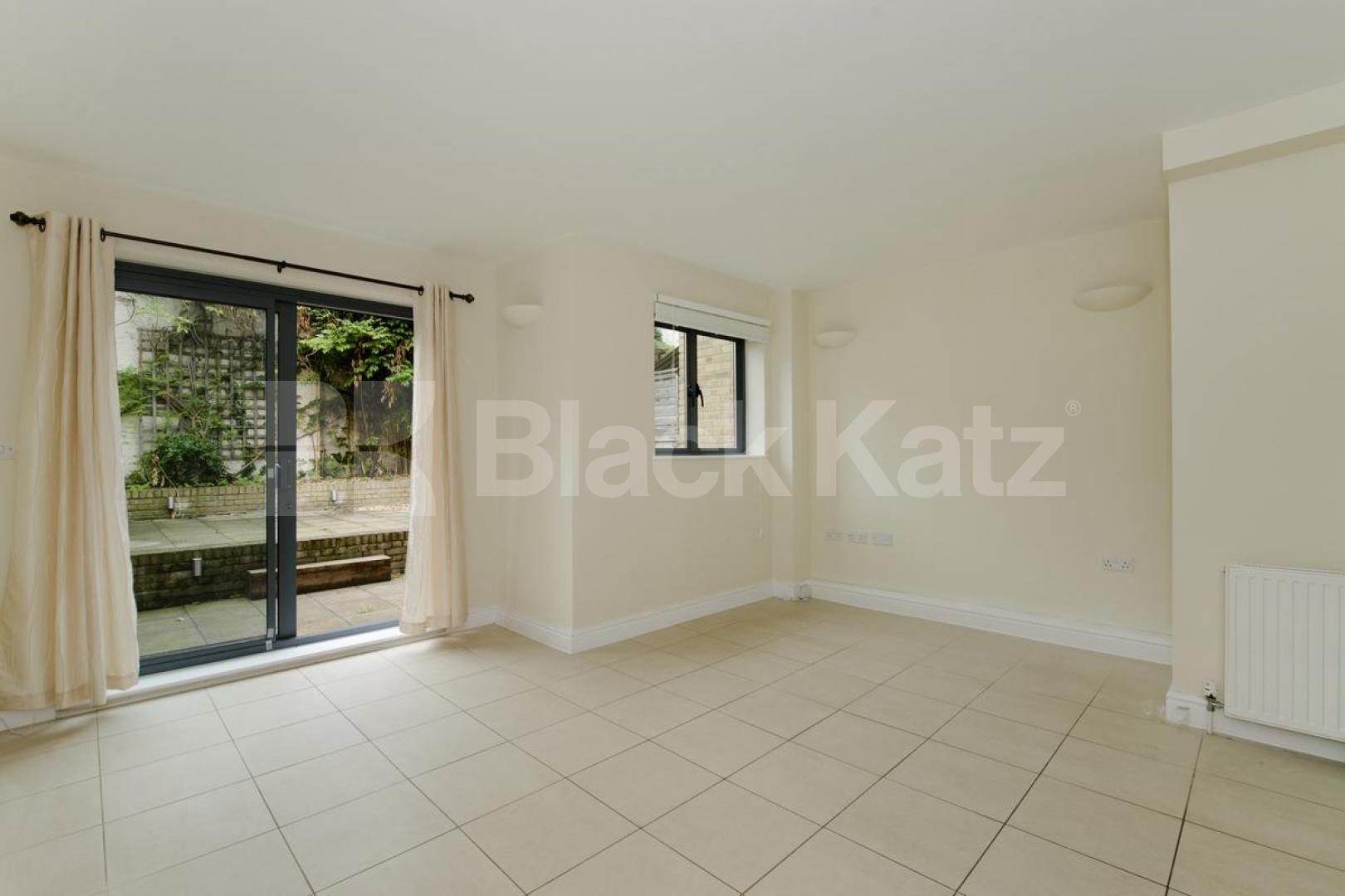 			STUNNING MEWS HOUSE, 2 Bedroom, 1 bath, 1 reception Mews House			 Liverpool Road, ANGEL-HIGHBURY-ISLINGTON